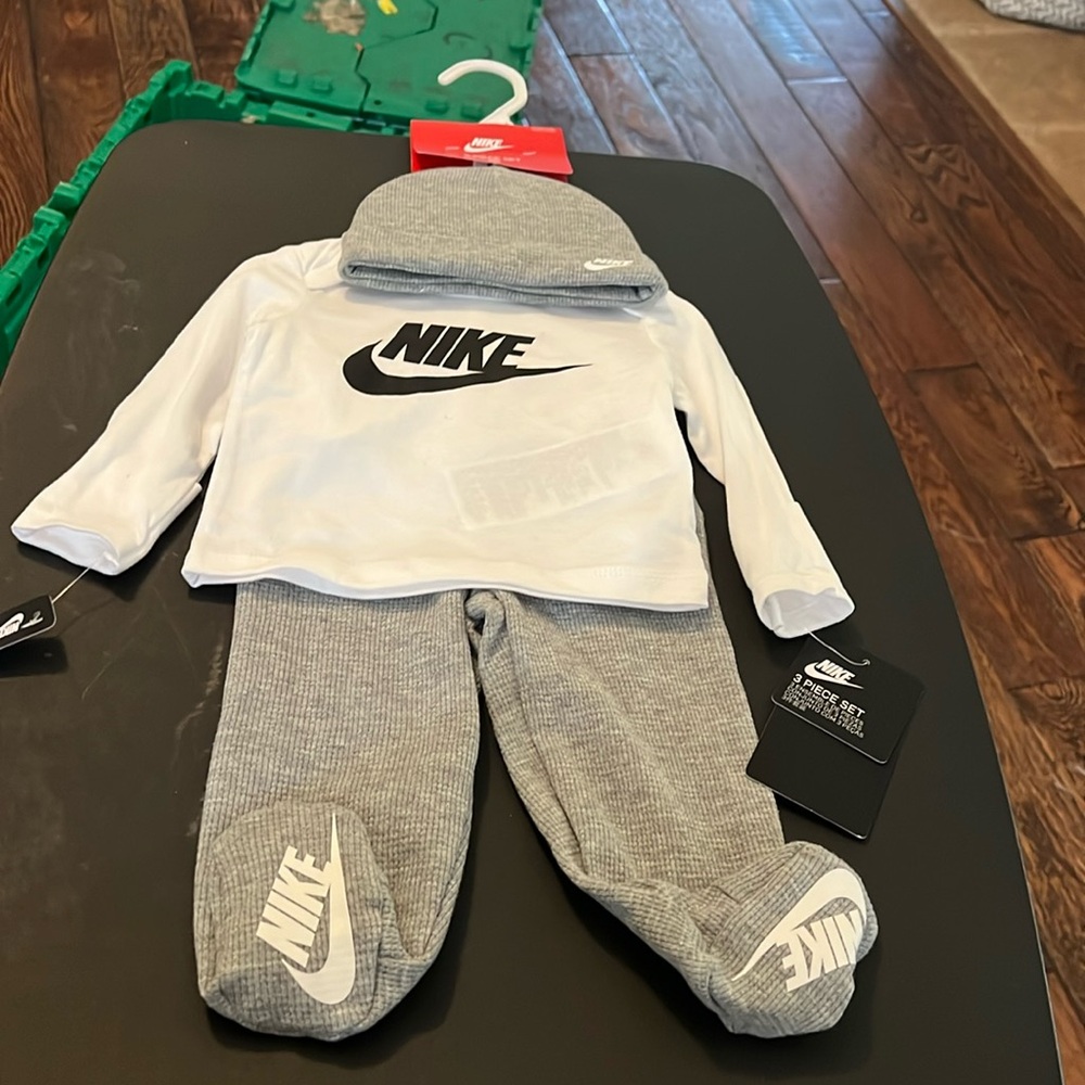 Brand new Nike 3 piece set 3 m